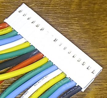 Bunte Kabel an einem weißen Steckverbinder