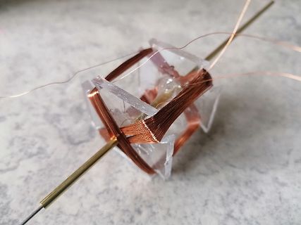Handgewickelte Spule auf einem transparenten Kern