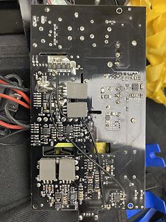 Foto einer Leiterplatte mit elektronischen Bauteilen