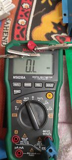 Digitales Multimeter mit Messwert 0.L Ohm