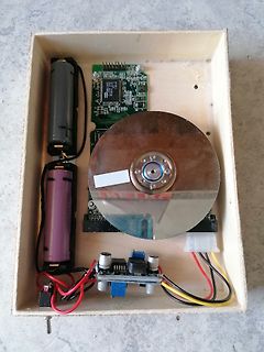Elektronikaufbau in Holzbox mit CD und Akkus