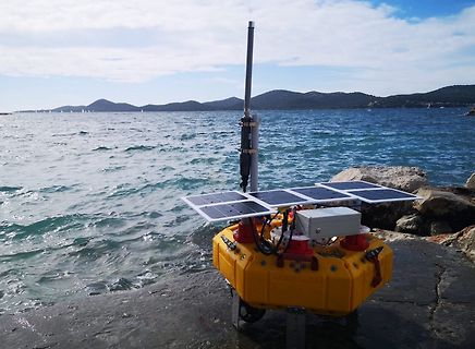 Solarbetriebenes autonomes Wasserfahrzeug oder Messstation am Ufer