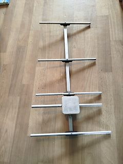 Metallgestell auf Holzboden