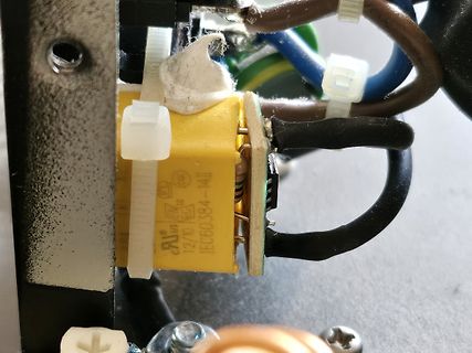 Gelbes Bauteil mit Kabeln und Kabelbindern