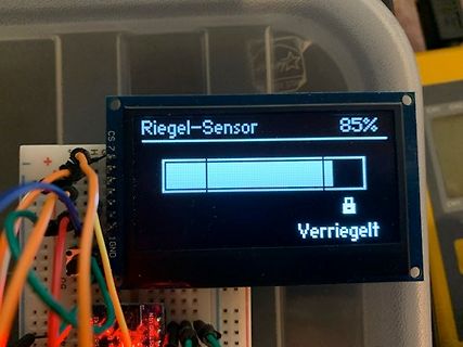 LCD-Display mit Statusanzeige auf Breadboard