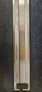 Stahllineal mit Millimeter-Skala