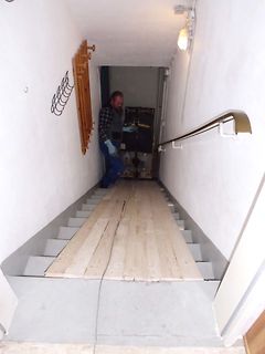 Person in einem engen Treppenhaus