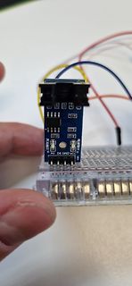 Sensor-Modul auf Breadboard mit Anschlusskabeln