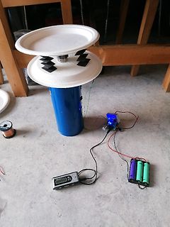 Elektronischer Aufbau mit Batterien und Messgerät