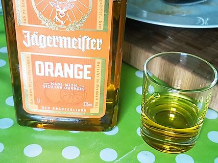 Jägermeister Orange Flasche und Schnapsglas