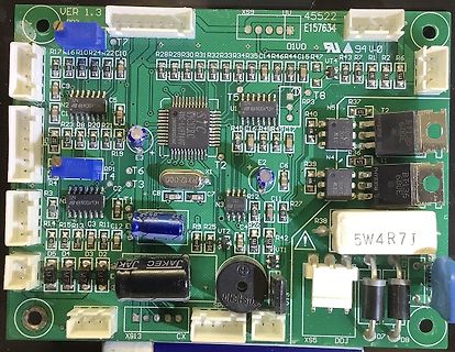 Bestückte grüne Leiterplatte mit elektronischen Bauteilen