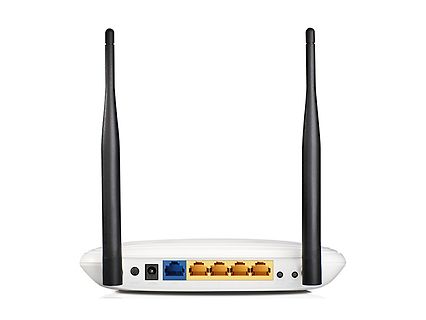 Rückansicht eines WLAN-Routers mit Antennen