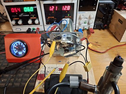 Elektronischer Versuchsaufbau mit Labornetzteil und Messgeräten