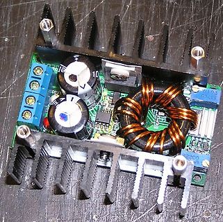Leiterplatte eines Schaltnetzteils mit Kühlkörpern und Spule