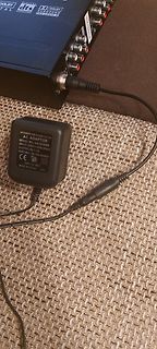 Netzteil und Audio-Receiver mit Anschlusskabel