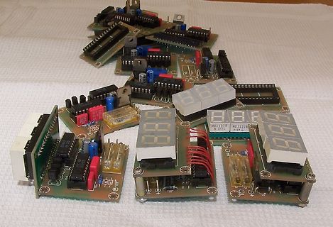 Mehrere Leiterplatten mit 7-Segment-Anzeigen und ICs