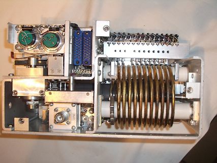 Innenansicht eines elektronischen Geräts mit Spulen und Steckverbindern