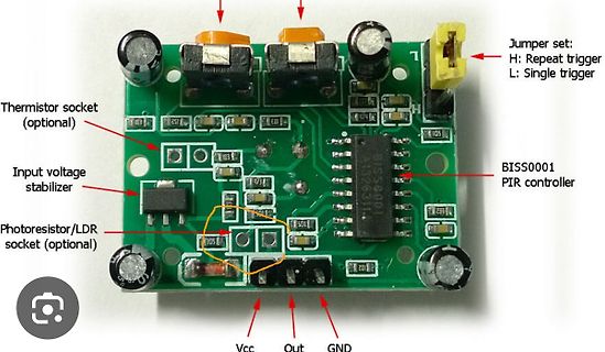 Beschriftete Leiterplatte eines PIR-Controllers