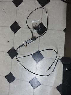 Messkabel mit Krokodilklemmen auf Fliesenboden