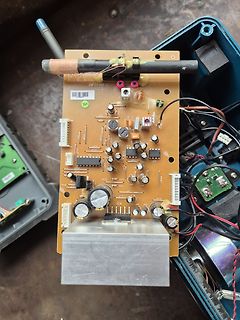 Geöffnete Elektronik mit Leiterplatte und Bauteilen