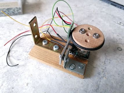 Mechanischer Aufbau mit Holzplatte, Motor und Verkabelung