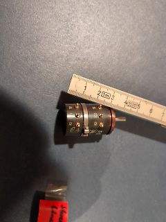 Elektronikbauteil mit Lineal