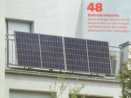 Solarpaneele auf einem Balkon