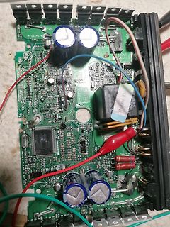 Foto einer Leiterplatte mit elektronischen Bauteilen