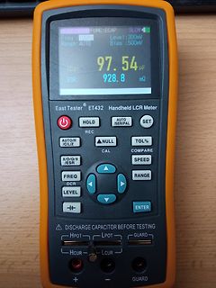Handheld LCR Meter mit Messwert