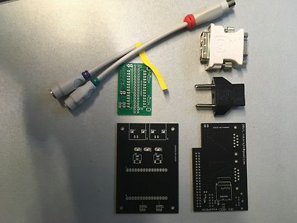 Diverse Elektronikbauteile und Leiterplatten auf Tisch