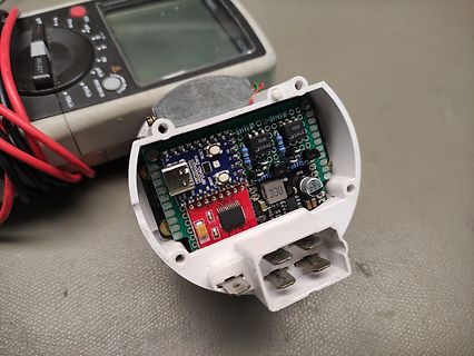 Geöffnetes Netzteil mit Platine und Multimeter