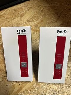 Zwei FRITZ! WLAN Repeater Verpackungen