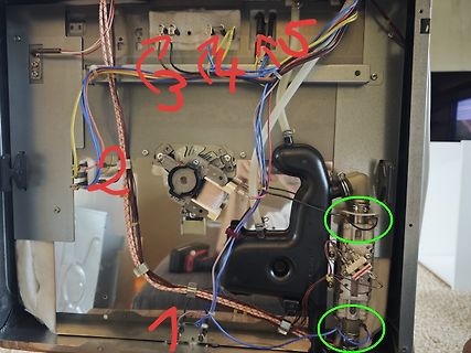 Innenansicht eines Elektrogeräts mit markierten Bauteilen