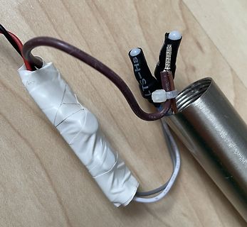 Freiliegende Kabelverbindungen an einem Metallrohr