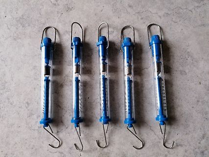 Fünf analoge Durchflussmesser