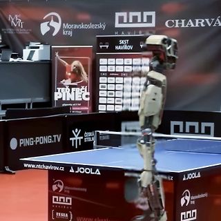 Roboter spielt Tischtennis