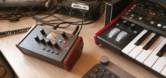 Synthesizer und Effektgeräte auf einem Holztisch