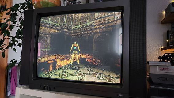 Röhrenfernseher mit Videospiel-Szene