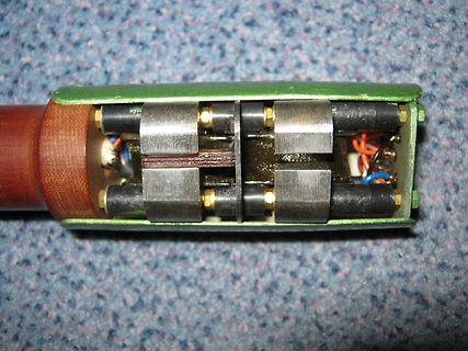 Innenansicht eines elektronischen Geräts mit Metallkomponenten