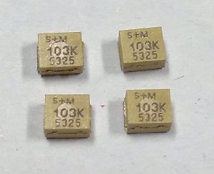 Vier SMD-Keramikkondensatoren