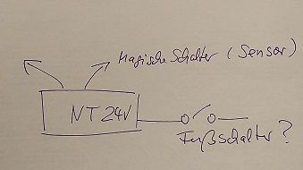 Handgezeichnete Skizze eines Schaltplans mit Netzteil und Sensoren