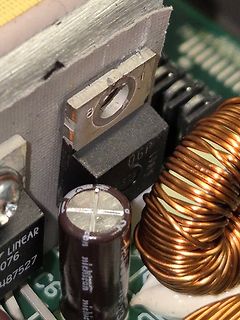 Nahaufnahme elektronischer Bauteile auf Leiterplatte