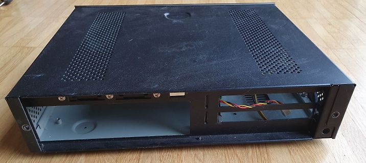 Gehäuse eines elektronischen Geräts auf Holztisch