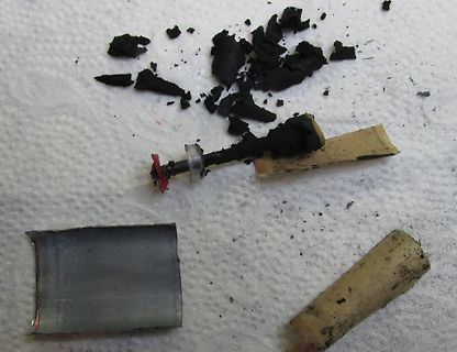 Zerbrochene elektronische Komponente und schwarze Rückstände
