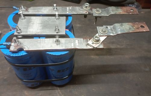 Elektrolytkondensatoren mit Metallverbindungsbrücken
