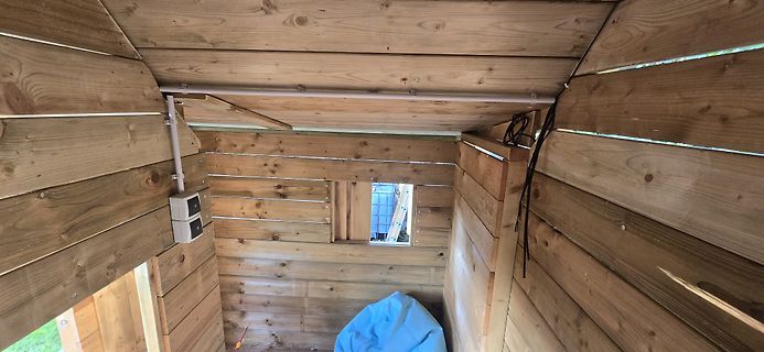 Innenansicht einer Holzkonstruktion mit Elektroinstallation