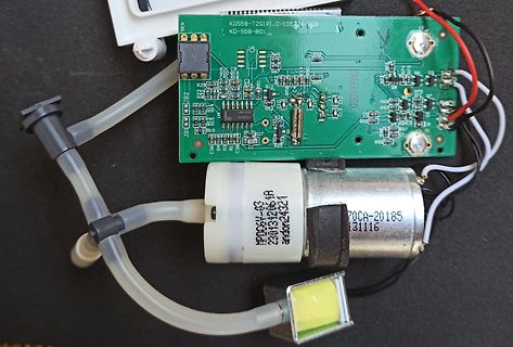 Leiterplatte mit Motor und Schläuchen