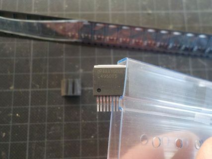 Elektronikbauteil mit Typenbezeichnung