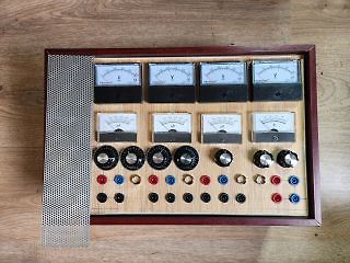 Labornetzteil mit Analoganzeigen und Reglern