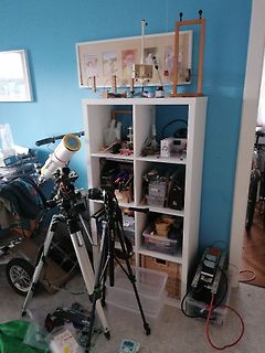 Werkstatt mit Teleskop und Regalen